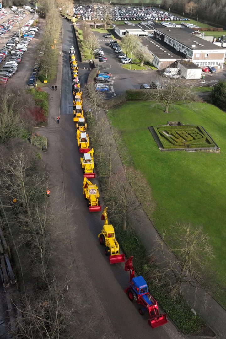 Jcb Il lungo corteo di terne storiche