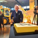 Jcb Lord Bamford taglia la torta celebrativa