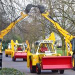 Jcb inizia la sfilata passando sotto un arco fatto con i bracci di due terne