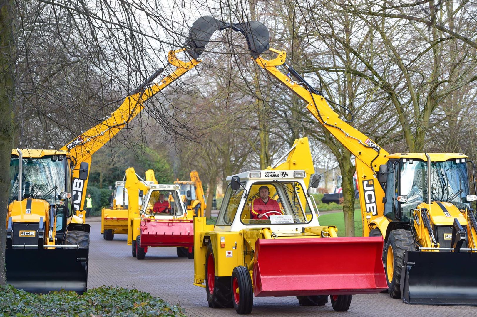 Jcb inizia la sfilata passando sotto un arco fatto con i bracci di due terne