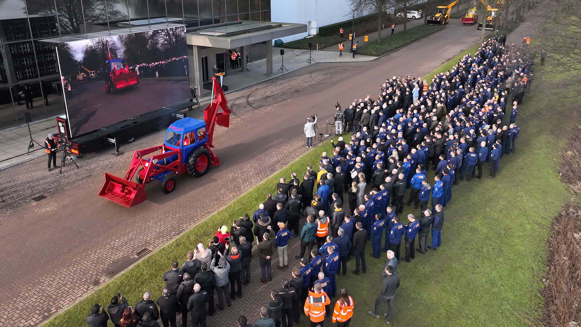 Jcb sfidlata di terne storiche aperta da una terna del 1953