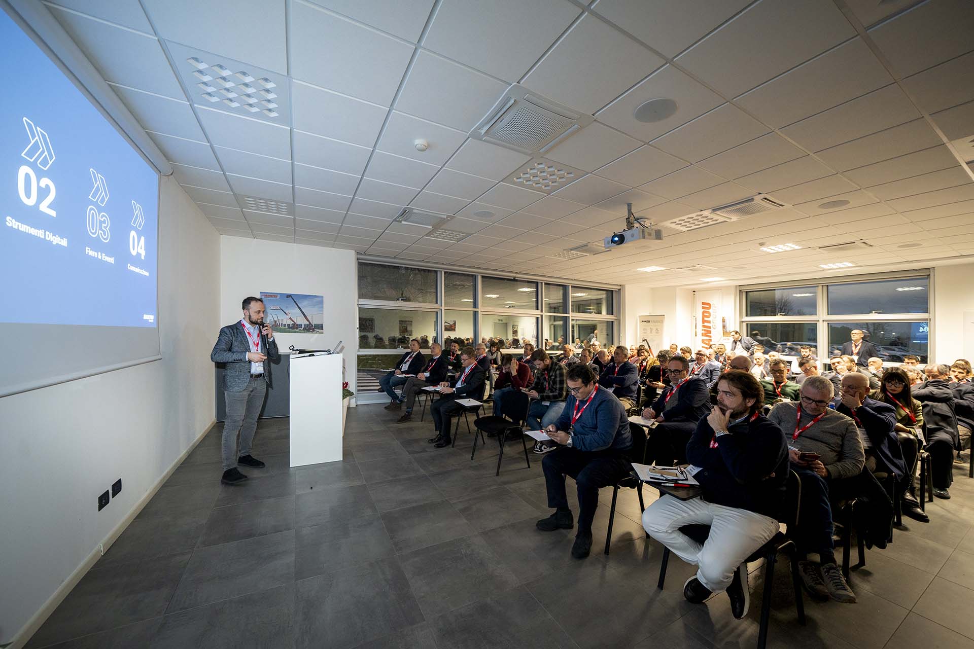 Manitou Italia sessione plenaria intervento di Giacomo Borghi responsabile comunicazione ed eventi