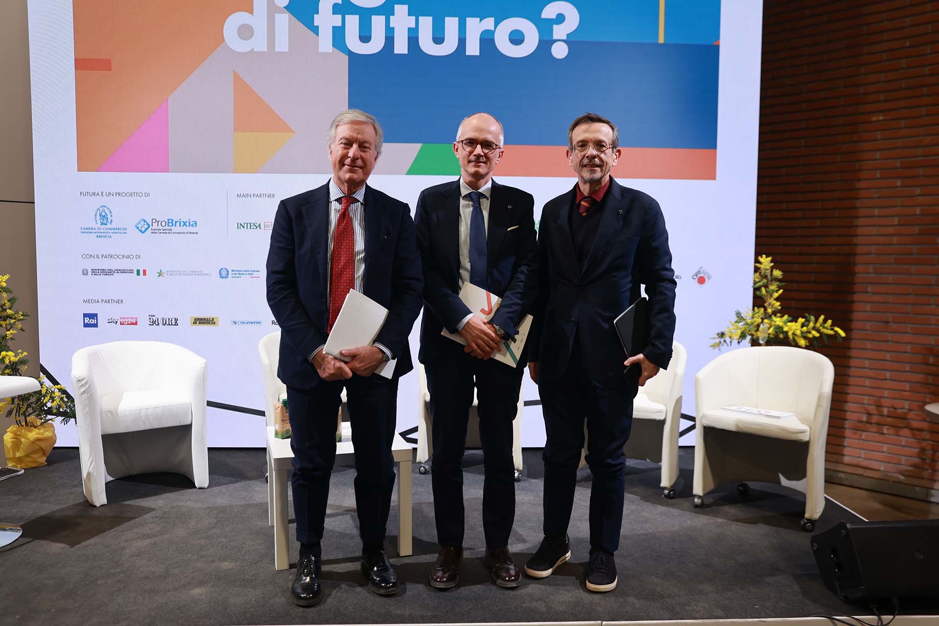 Ance Brescia da sinistra Roberto Saccone Presidente Camera commercio Severino Gritti Presidente Ordine commercialisti Brescia Massimo Angelo Deldossi Presidente Ance Brescia