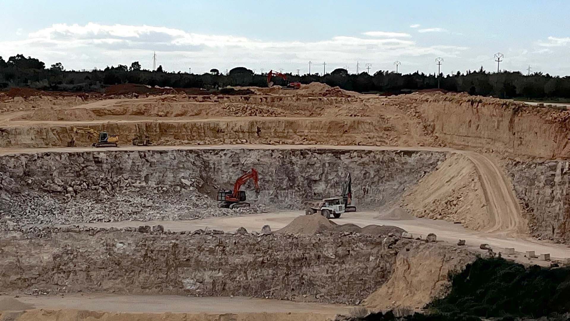 Hitachi panoramica della cava di Lecce