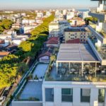 Ke pergola bioclimatica Kedry Prime installata presso l'Hotel J44 Jesolo
