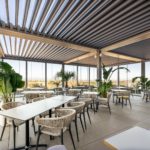 Ke pergola bioclimatica Kedry Prime installata presso l'Hotel J44 Jesolo