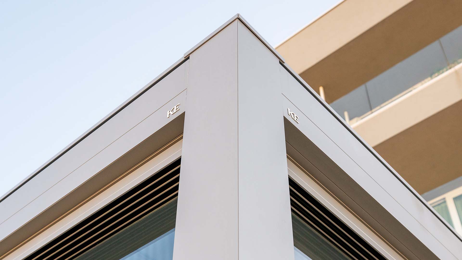 Ke pergola bioclimatica Kedry Prime installata presso l'Hotel J44 Jesolo