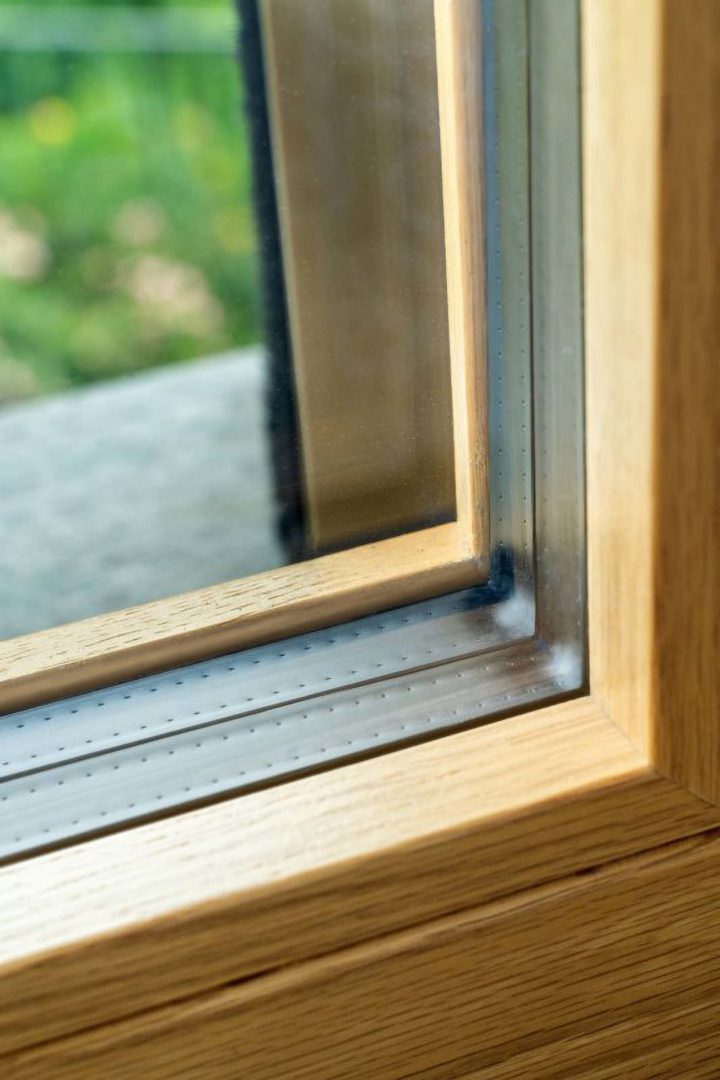 Navello dettaglio della finestra in legno della linea omero casa del quattrocento a cuneo