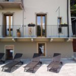 Navello esterni di una casa del quattrocento a cuneo con finestre in legno omero