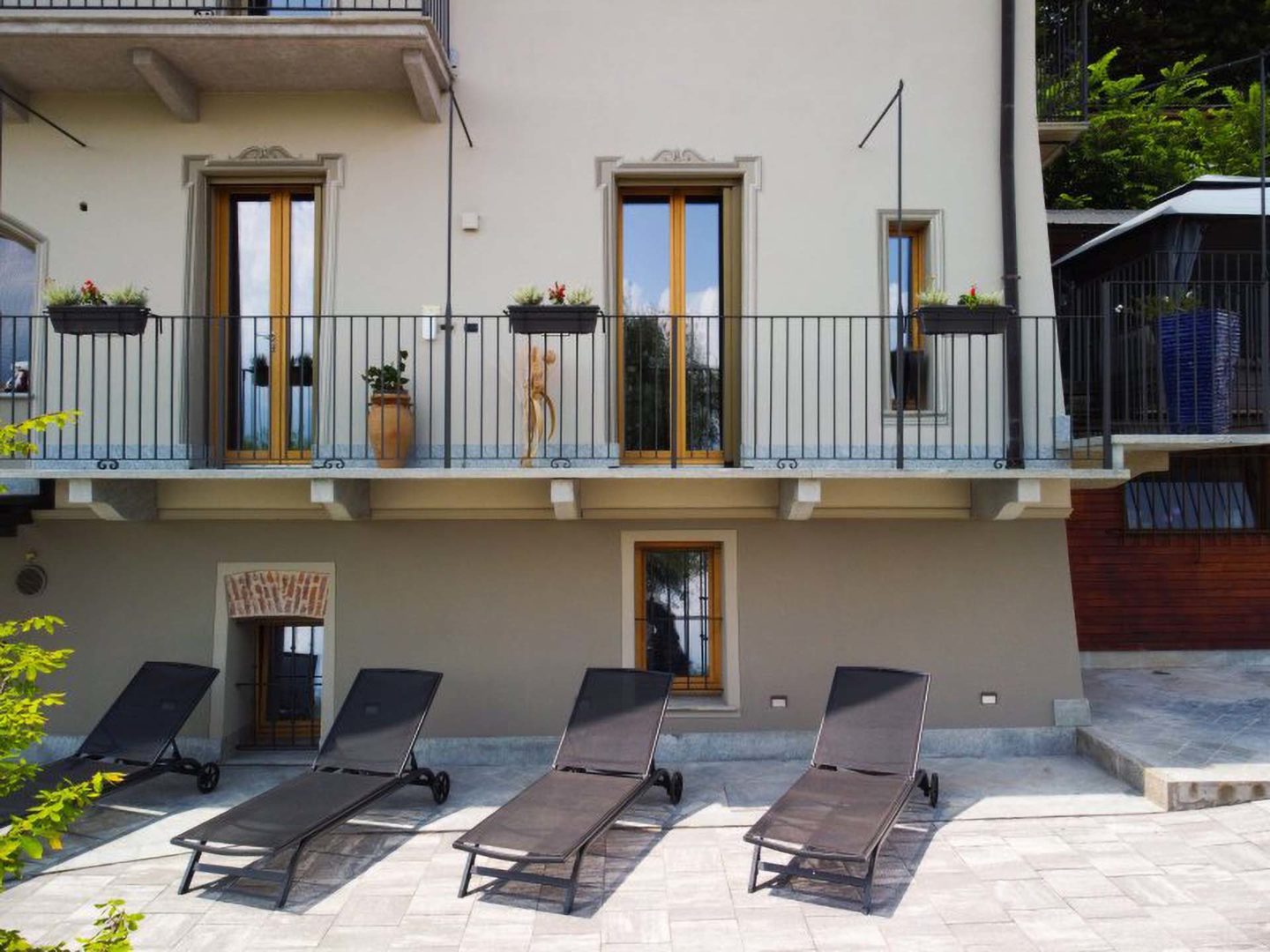 Navello esterni di una casa del quattrocento a cuneo con finestre in legno omero