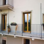 Navello esterni di una casa del quattrocento a cuneo con finestre in legno omero