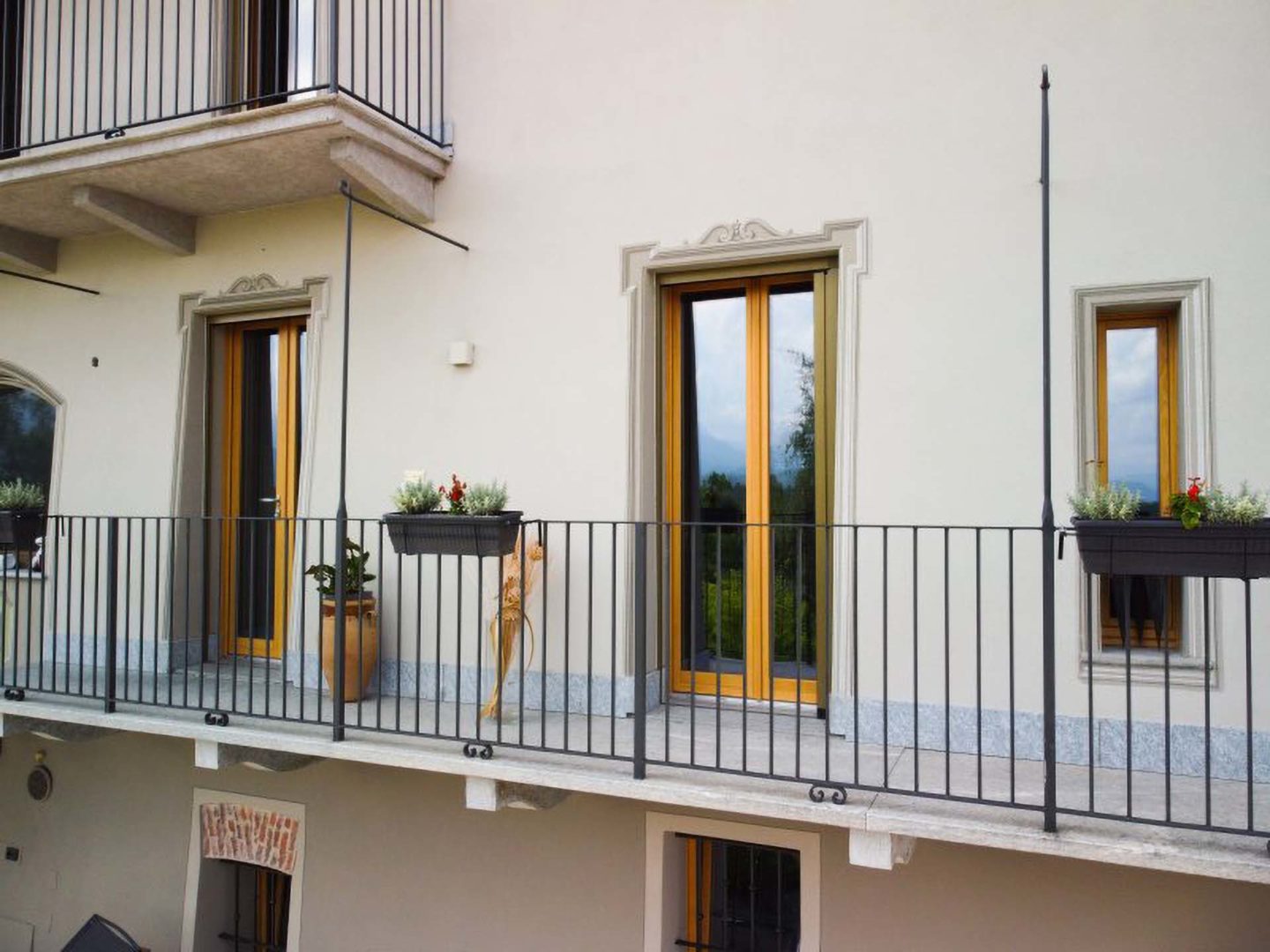 Navello esterni di una casa del quattrocento a cuneo con finestre in legno omero