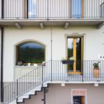 Navello esterni di una casa del quattrocento a cuneo con finestre in legno omero