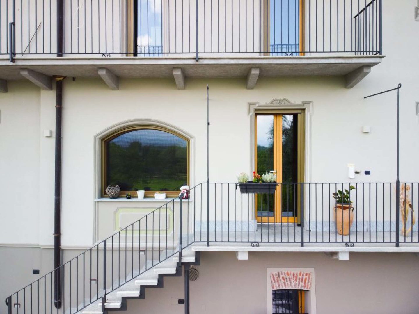Navello esterni di una casa del quattrocento a cuneo con finestre in legno omero