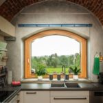 Navello finestra ad arco in legno omero in un progetto di ristrutturazione a cuneo