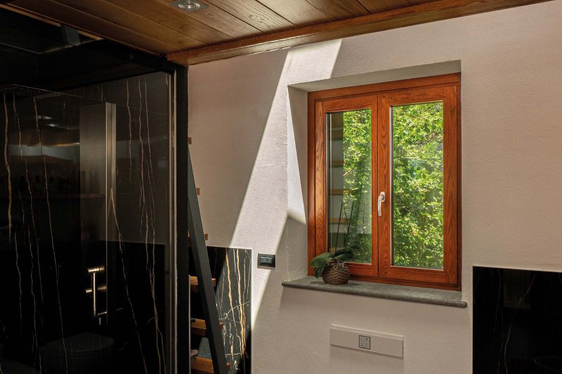 Navello finestre in legno omero nei bagni di una casa del quattrocento a cuneo