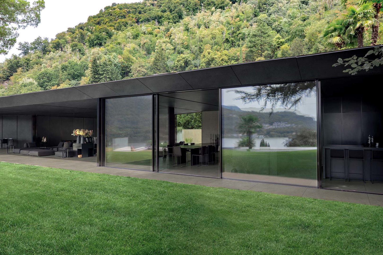 Florim rivestimento Cement dark grey e grey Salt con pareti a finestra