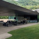 Florim rivestimento Cement dark grey e grey Salt particolare del patio