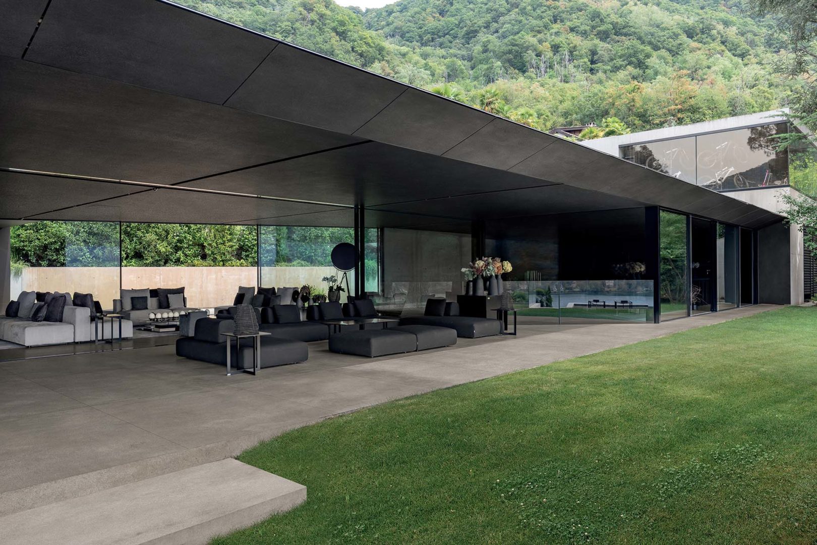 Florim rivestimento Cement dark grey e grey Salt particolare del patio