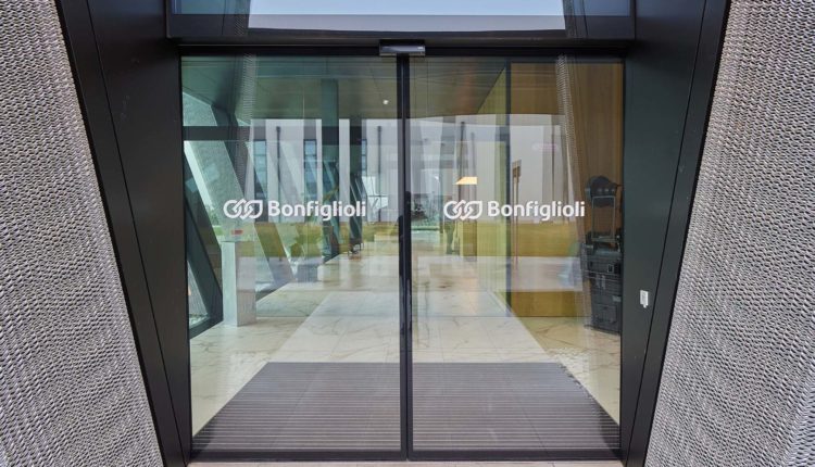 Geze l'ingresso visto dall'esterno dell'edificio
