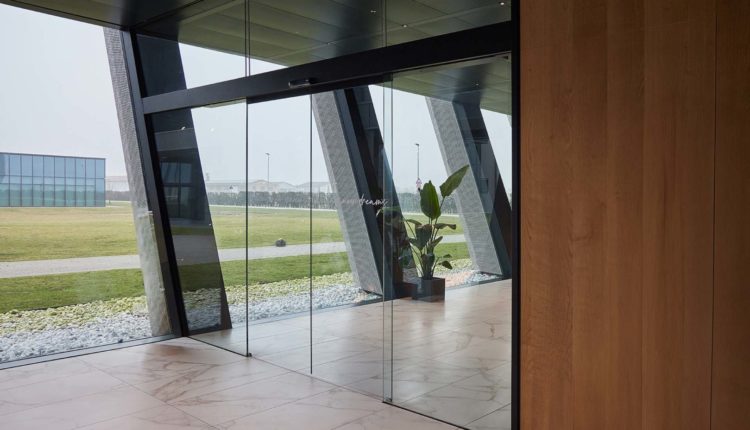 Geze l'ingresso visto dall'interno dell'edificio