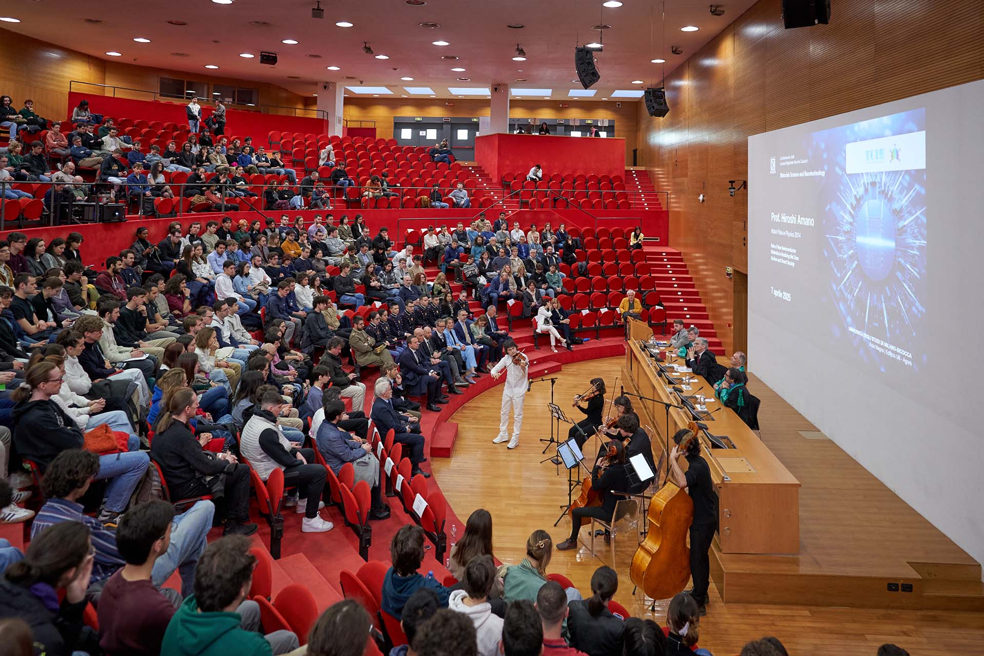 Cerimonia per la laurea a Hiroshi Amano