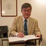 Hiroshi Amano firma il libro d_onore dell_ateneo