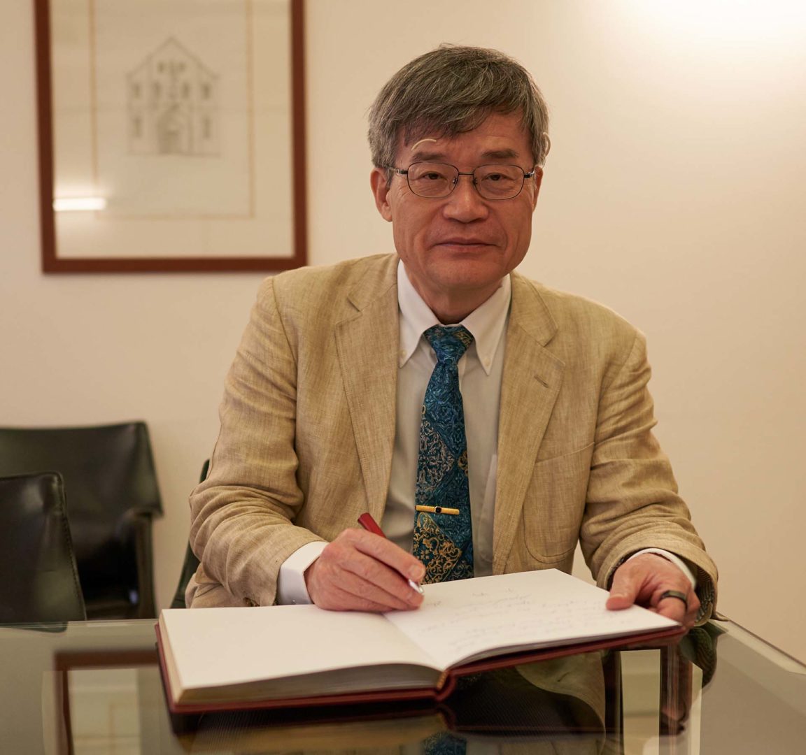 Hiroshi Amano firma il libro d_onore dell_ateneo
