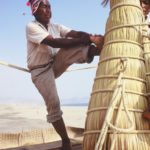 Perù Biennale Venezia 2025 La spedizione Uru guidata da Kitin Muñoz 1988 Paulino Esteban artigiano aymara che regola la prua della zattera di canne di totora ©Eric Frattini
