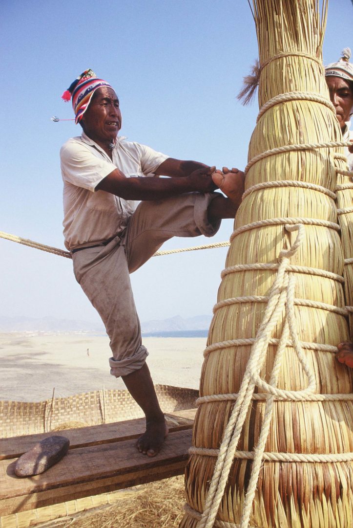 Perù Biennale Venezia 2025 La spedizione Uru guidata da Kitin Muñoz 1988 Paulino Esteban artigiano aymara che regola la prua della zattera di canne di totora ©Eric Frattini