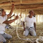 Perù Biennale Venezia 2025 Spedizione Uru guidata da Kitin Muñoz1988 Artigiani aymara al lavoro sotto impalcatura della zattera