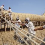 Perù Biennale Venezia 2025 spedizione Uru guidata da Kitin Muñoz 1988 Artigiani aymara tirano le corde per regolare il corpo della zattera di canne di totora ©Eric Frattini