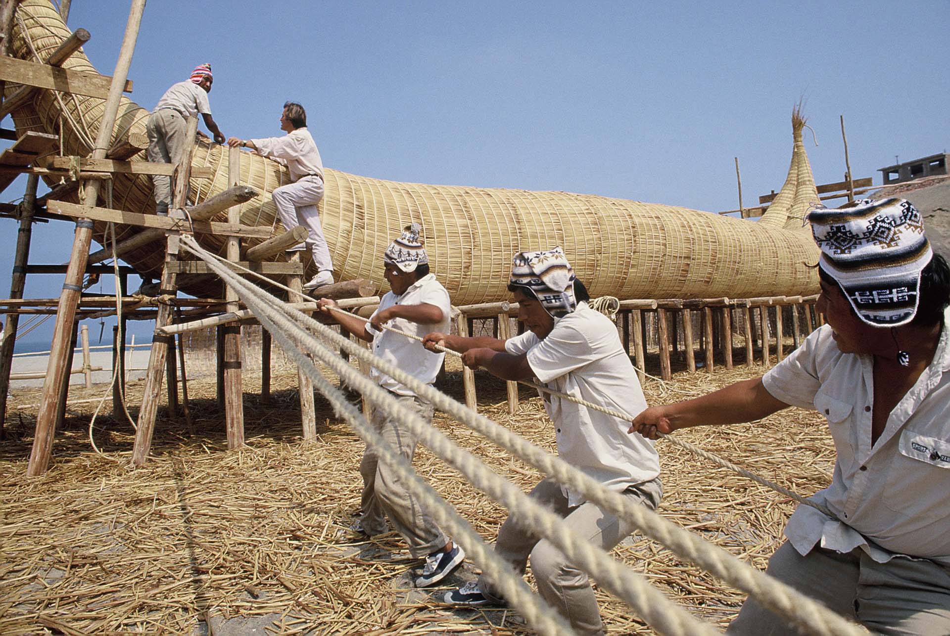 Perù Biennale Venezia 2025 spedizione Uru guidata da Kitin Muñoz 1988 Artigiani aymara tirano le corde per regolare il corpo della zattera di canne di totora ©Eric Frattini