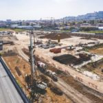 Concluse le demolizioni e le bonifiche, Impresa Percassi lavora alle opere di scavo per la realizzazione delle fondazioni degli edifici e alla realizzazione delle strutture provvisionali come il rinforzo delle pareti dello scavo lungo la linea della Teb (maggio 2020)