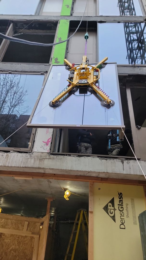 Fasi di montaggio dei vetri agli infissi a telaio nascosto