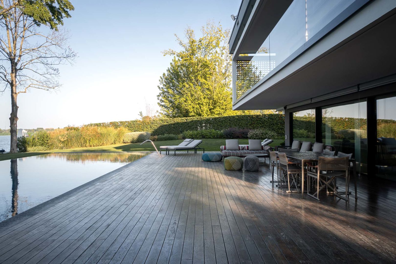 Il deck di bordo piscina e che funge da estensione della zona ludica del piano seminterrato