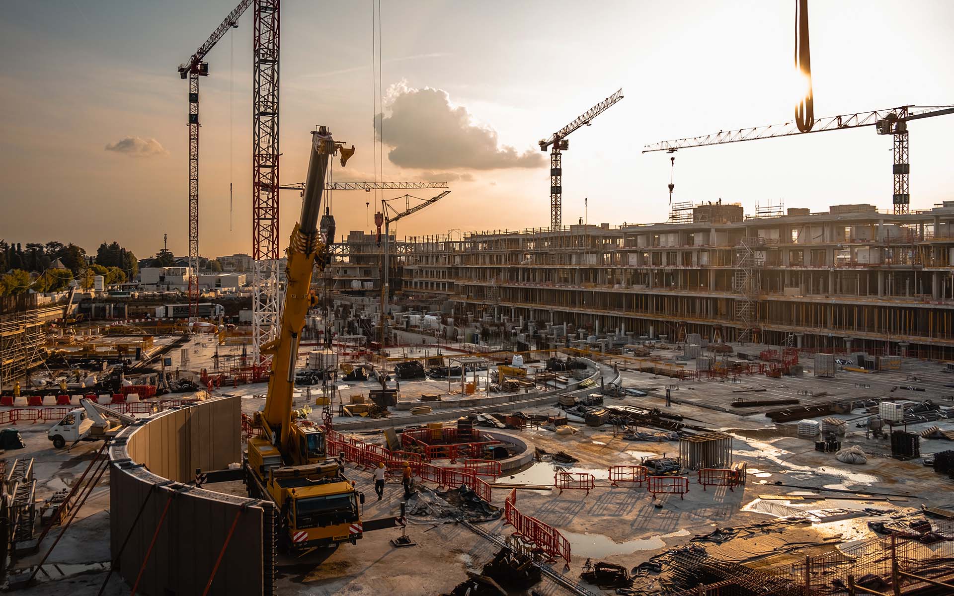 Impresa Percassi opera con 7 gru da 65 m di braccio alla realizzazione delle strutture dei 5 lotti di ChorusLife. È stata quasi completamente completata la piastra del piano zero e i sottostanti interrati. Sulla destra, le strutture delle residenze e dell’hotel hanno raggiunto l’ultimo solaio. In primo piano dettaglio della posa dei primi 3 conci degli arconi prefabbricati che sosterranno e definiranno le piazze di ChorusLife (settembre 2021)