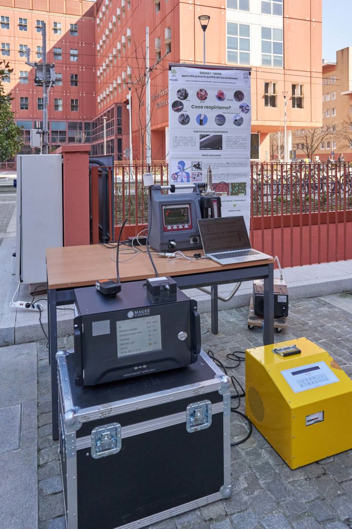 In piazza della Scienza, l’etalometro (davanti, sopra la cassa) e lo strumento Elpi+ (sul tavolo dietro al pc)