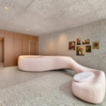La scrivania scultorea progettata dall’arch. Isay Weinfeld collocata nella hall d’ingresso