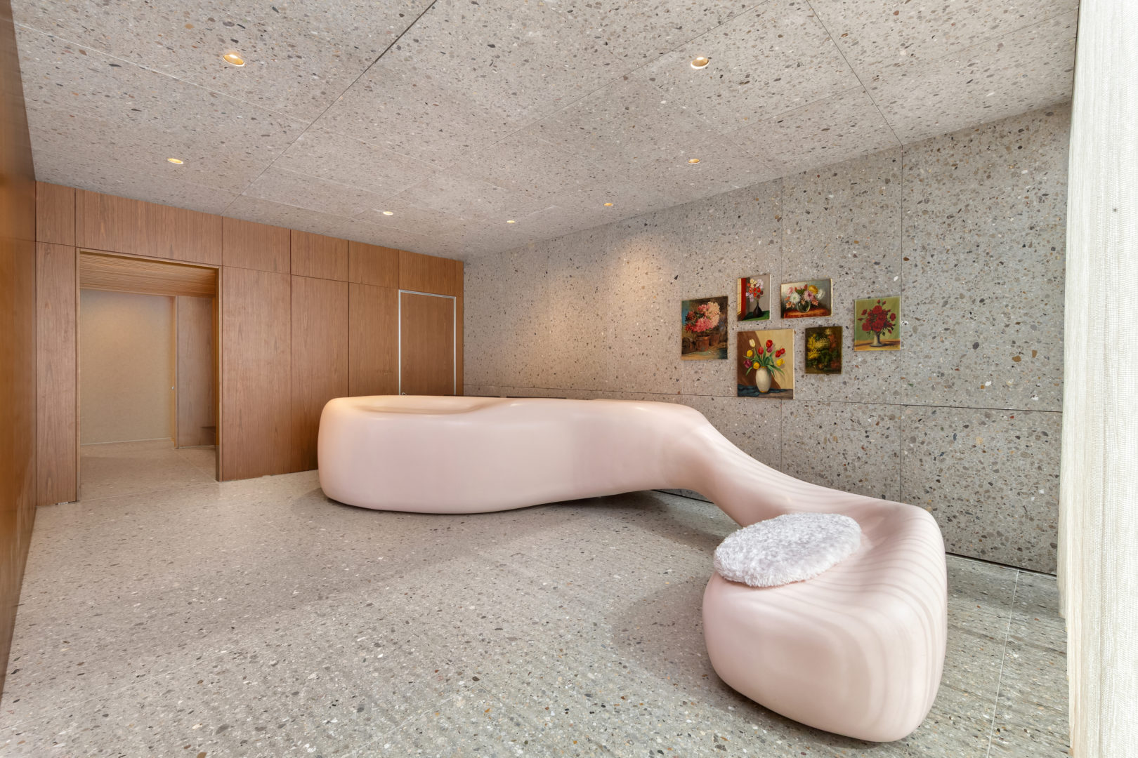 La scrivania scultorea progettata dall’arch. Isay Weinfeld collocata nella hall d’ingresso