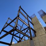 Lavori di carpenteria metallica terminati per la realizzazione dello sbalzo agli ultimi piani dell’edificio