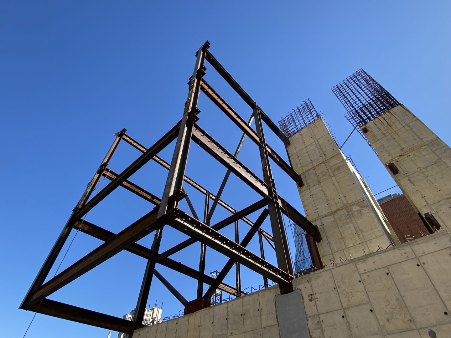 Lavori di carpenteria metallica terminati per la realizzazione dello sbalzo agli ultimi piani dell’edificio