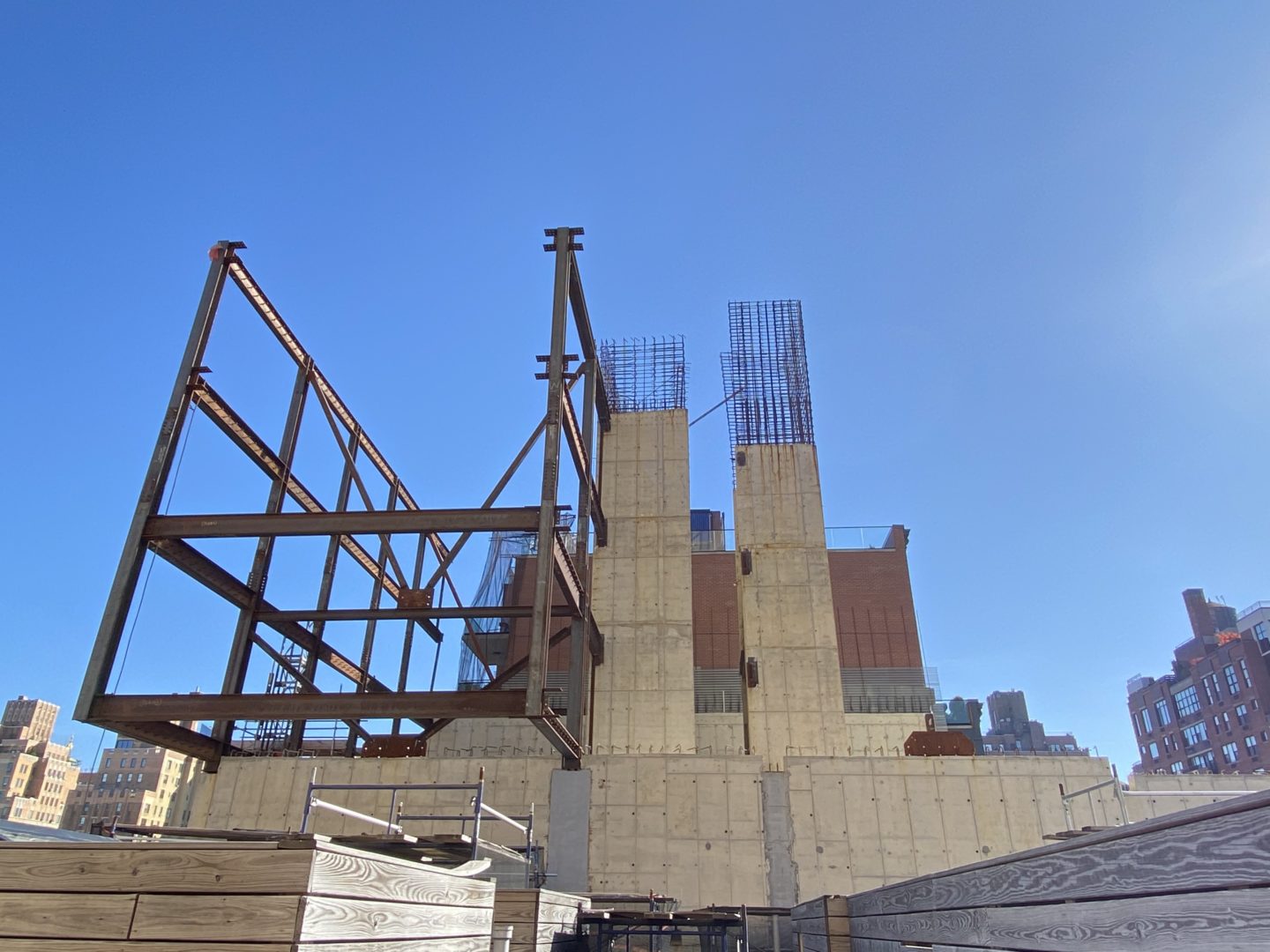 Lavori di carpenteria metallica terminati per la realizzazione dello sbalzo agli ultimi piani dell’edificio