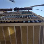 Montaggio dei pannelli in mattoni facciavista in corrispondenza dello sbalzo che sovrasta l’edificio adiacente