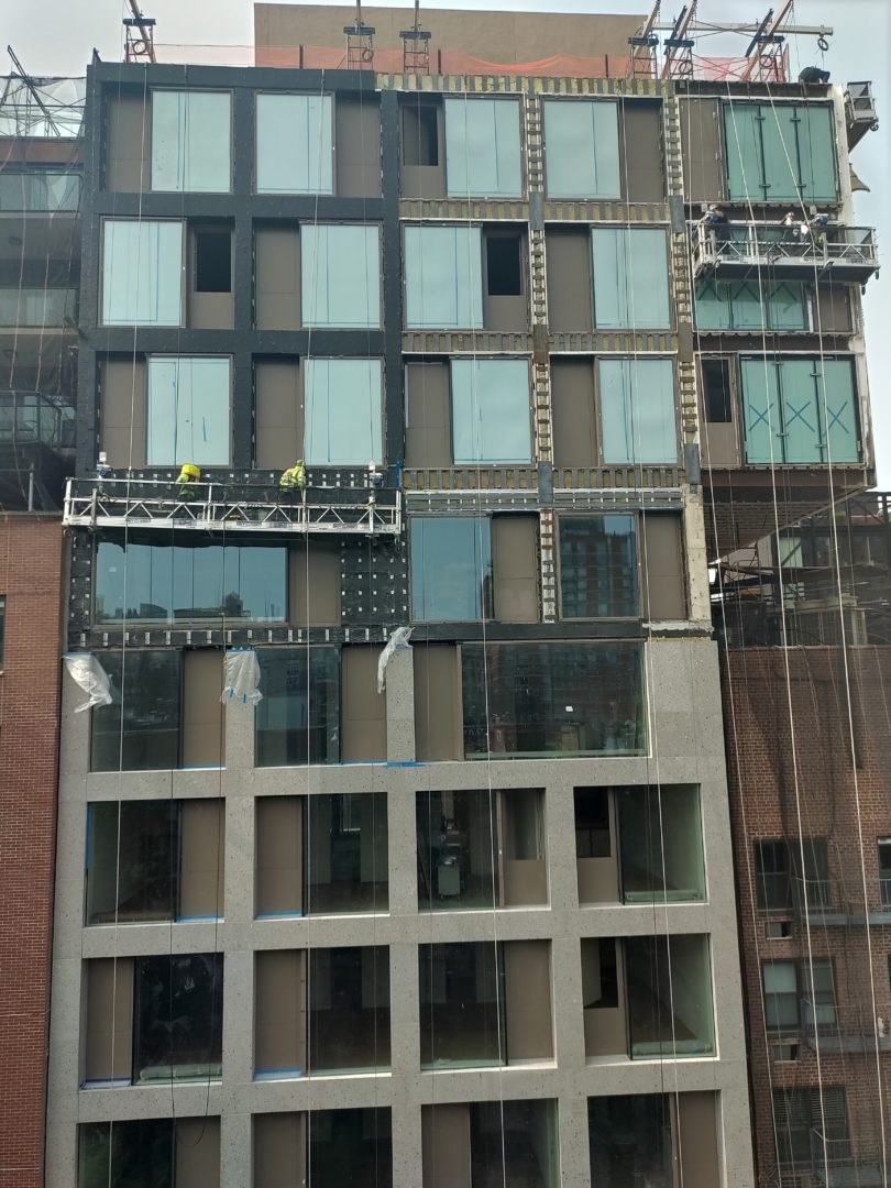 Montaggio del rivestimento di facciata dal piano terra all’ottavo piano dell’edificio con pannelli Natural Air Terrazzo di GammaStone agganciati a dei montanti e traversi fissati direttamente alla facciata