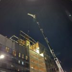Montaggio della struttura in acciaio dello sbalzo dell’edificio. I lavori sono stati eseguiti in un solo weekend, lavorando giorno e notte