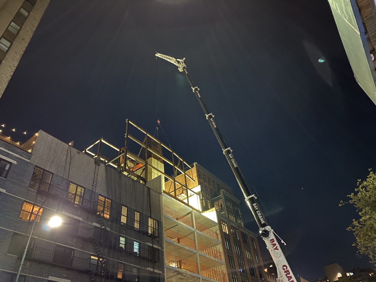 Montaggio della struttura in acciaio dello sbalzo dell’edificio. I lavori sono stati eseguiti in un solo weekend, lavorando giorno e notte