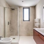 Oknoplast un dei bagni di Villa Oria