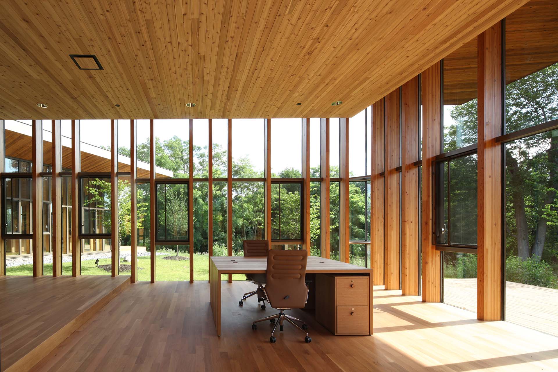 Padiglione del Design Business Center, con i diaframmi di facciata a filtrare il paesaggio ©Kaori Ichikawa