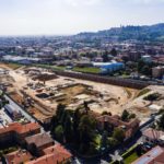 Concluse le demolizioni e le bonifiche, Impresa Percassi lavora alle opere di scavo per la realizzazione delle fondazioni degli edifici e alla realizzazione delle strutture provvisionali come il rinforzo delle pareti dello scavo lungo la linea della Teb (maggio 2020)